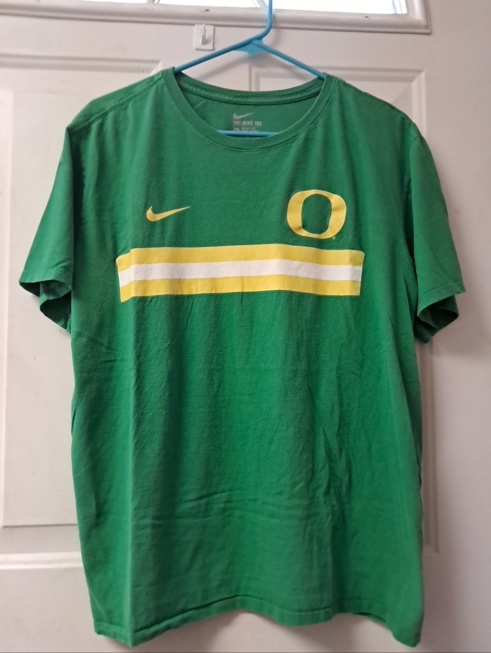 The Nike Tee Oregon Ducks Mens XL Pullover Shirt. Apple Green & Yellow